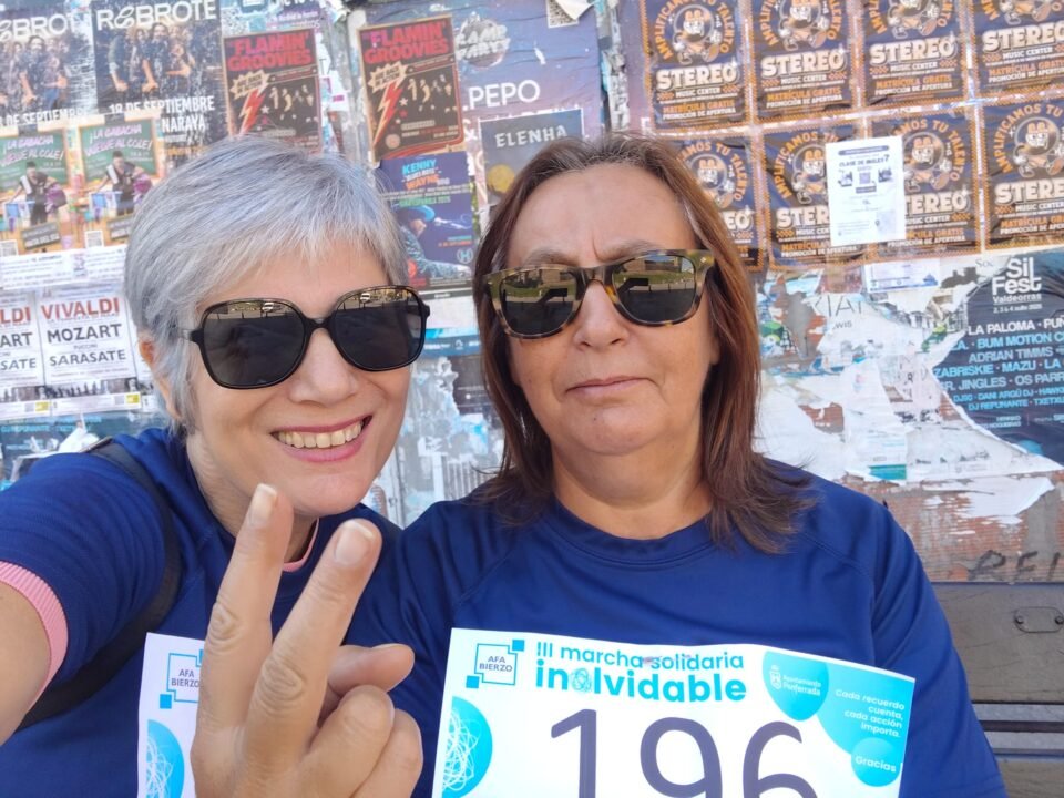 Participantes de la III Marcha Solidaria por el Día Mundial del Alzheimer en Ponferrada posando con el cartel oficial de AFA Bierzo. Muestra de apoyo y visibilización de las familias cuidadoras.